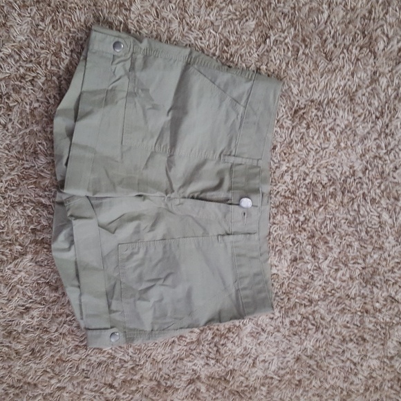 Cargo style shorts - Picture 2 of 3